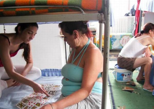 ���򣺾�ͷ�µ����Ů���˼������ͼ��