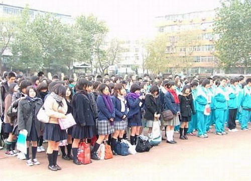 �ձ�Ů��һ����У���ͺ�Ů�� ��BС��ȹ